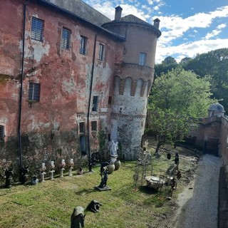 Saluzzo, parziale veduta in anteprima dell'Antiquariato da giardino, in allestimento negli spazi esterni della Castiglia, dove il 10 maggio si apre la 47 Mostra nazionale dell'Antiquariato