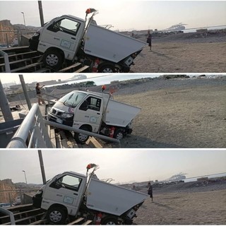 Mezzo Amiu incastrato sulle scalette della passeggiata a Voltri