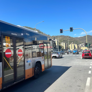 Crisi Amt, la Lega sui tagli: "A Genova sforbiciate oltre il 10%, nessun confronto con gli utenti" Crisi Amt, la Lega sui tagli: "A Genova sforbiciate oltre il 10%, nessun confronto con gli utenti"