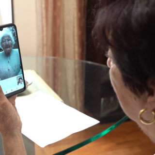 &quot;Chiama i nonni&quot;, gli ospiti delle Rsa aderenti al progetto messi in contatto con i parenti grazie alla tecnologia (VIDEO)