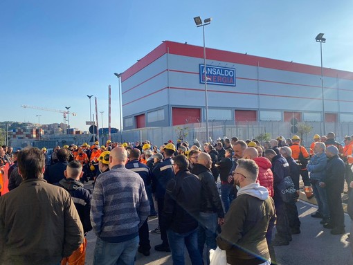 Ex Ilva, assemblea dei lavoratori contro il provvedimento disciplinare nei confronti dell'operaio, lunedì corteo fino in prefettura (Foto e Video)