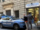 Non riesce a prenotare un volo urgente e prende a sediate il titolare dell'agenzia di viaggi: denunciato Non riesce a prenotare un volo urgente e prende a sediate il titolare dell'agenzia di viaggi: denunciato