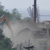 Alta Val Chiaravagna sotto ‘assedio’ tra cave, cantieri e polveri. I residenti: “Confinati in casa” - Video