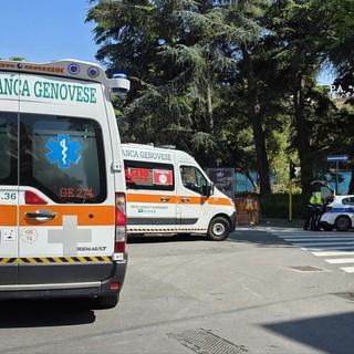 Albaro, accusa un malore mentre è alla guida: 88enne in codice rosso al San Martino