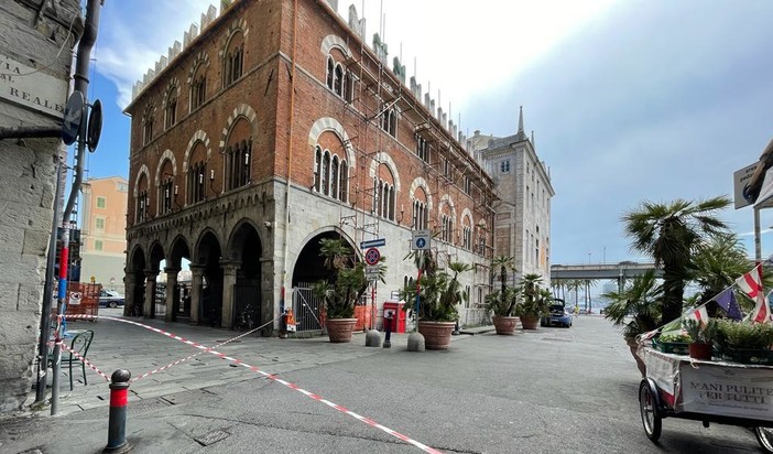 Allarme bomba vicino palazzo San Giorgio, un trolley abbandonato fa scattare i controlli (Foto e video diretta) Allarme bomba vicino palazzo San Giorgio, un trolley abbandonato fa scattare i controlli (Foto e video diretta)