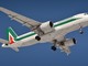 Aeroporto di Genova, Toti e Bucci scrivono a Patuanelli per chiedere l'incremento dei voli di Alitalia verso Roma