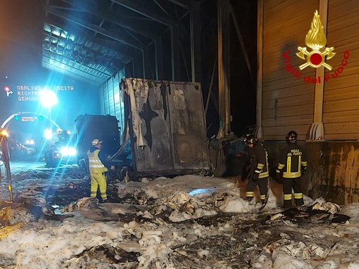 A10, riaperto all’alba il tratto tra Genova Aeroporto e Pegli dopo l’incendio del camion: si viaggia su una sola corsia