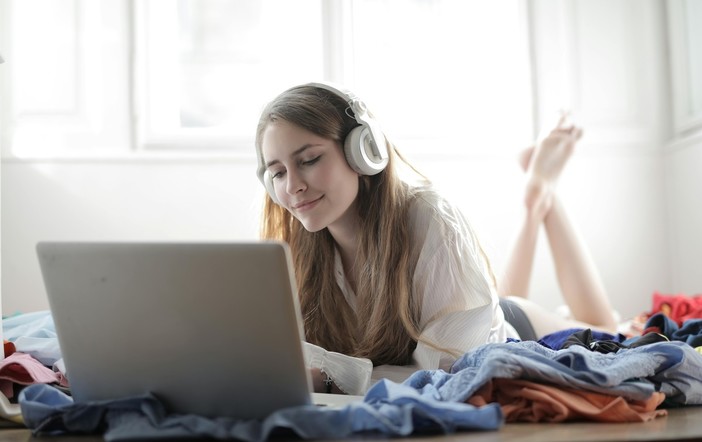 Gen Z - Il mondo dei giovani - Silenzio, sto ascoltando un podcast (e mi sto concentrando)