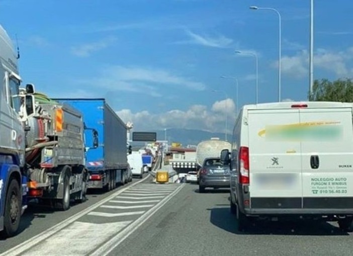 Caos autostrade, bordate del presidente Toti contro il ministro De Micheli: "Neppure una riga per rispondere alle nostre richieste" Caos autostrade, bordate del presidente Toti contro il ministro De Micheli: "Neppure una riga per rispondere alle nostre richieste"