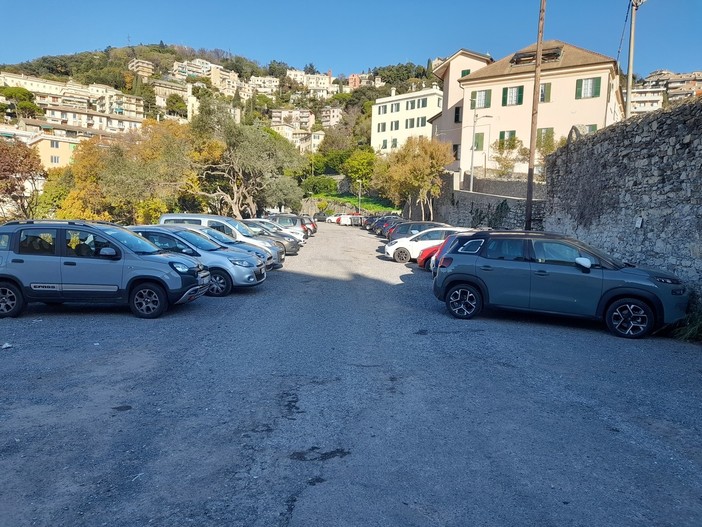 Castelletto, cambia la destinazione d'uso del piazzale della Madonnetta e i cittadini perdono i posti auto