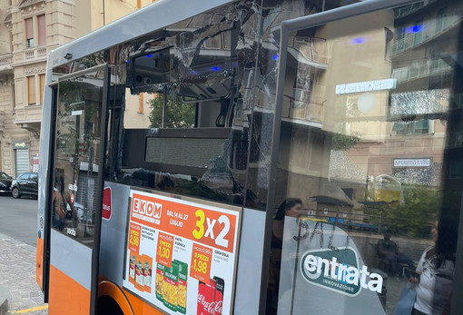 Due aggressioni in poche ore sui bus Amt, sciopero nella notte e richiesta di sospendere la linea 71 Due aggressioni in poche ore sui bus Amt, sciopero nella notte e richiesta di sospendere la linea 71