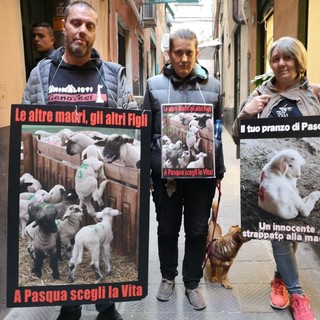 Vegani nei vicoli per lanciare un appello in occasione delle feste pasquali