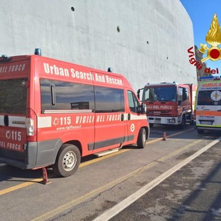 Frana sull'Aurelia, ancora in corso le operazioni dei vigili del fuoco alla ricerca di persone e di rimozione dei detriti