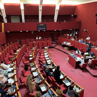 Centrodestra in Comune all'attacco: "Dal sindaco solo arroganza". Salis: "Fuggono dai banchi per cui sono pagati"