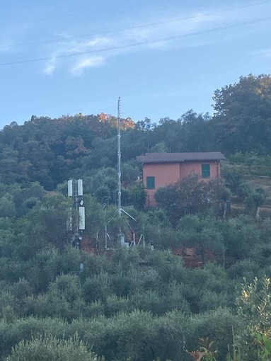 Sestri L., installata antenna per telecomunicazioni a San Bartolomeo della Ginestra. Muzio: "Interrogazione sul valore delle emissioni"