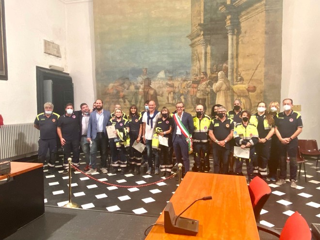 Protezione civile premiata dalla città di Albenga, il sindaco “Siete coraggiosi e generosi, la città vi ringrazia per il vostro impegno durante l’incendio di Cisano sul Neva e Cenesi”