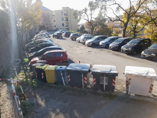 Piazzale della Madonnetta, parcheggi contesi e cantiere fermo: si lavora su possibili soluzioni