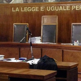 Ignora e maltratta i figli di uno e tre anni perché 'distratta' dal cellulare: madre a processo