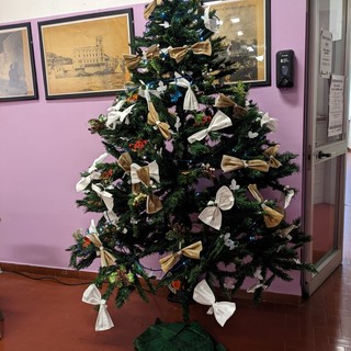 Mascherine inutlizzate, gli allievi del Bergese le trasformano in decorazioni per l'albero di Natale