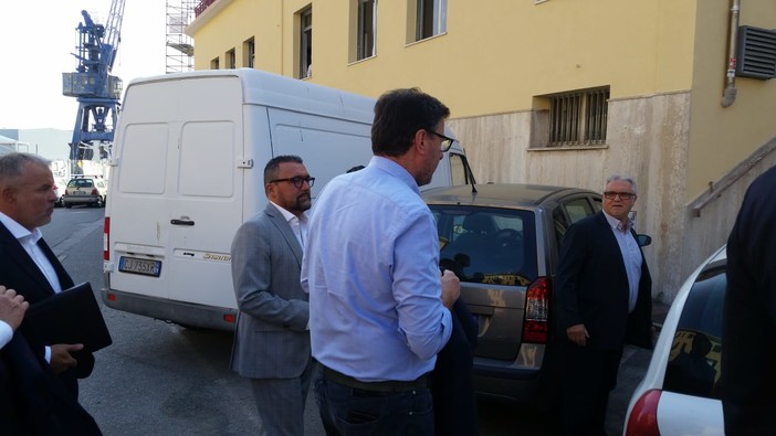 Il ministro Giorgetti incontra i lavoratori e promette: "Bisogna dare un'accelerata sulle crisi del savonese" (FOTO e VIDEO) Il ministro Giorgetti incontra i lavoratori e promette: "Bisogna dare un'accelerata sulle crisi del savonese" (FOTO e VIDEO)