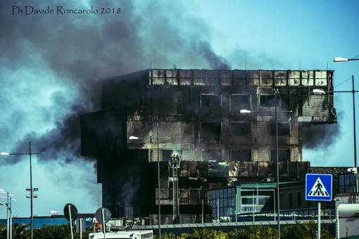 Paura a Savona: va a fuoco il palazzo dell'Autorità Portuale. Evacuati i lavoratori (FOTO e VIDEO)
