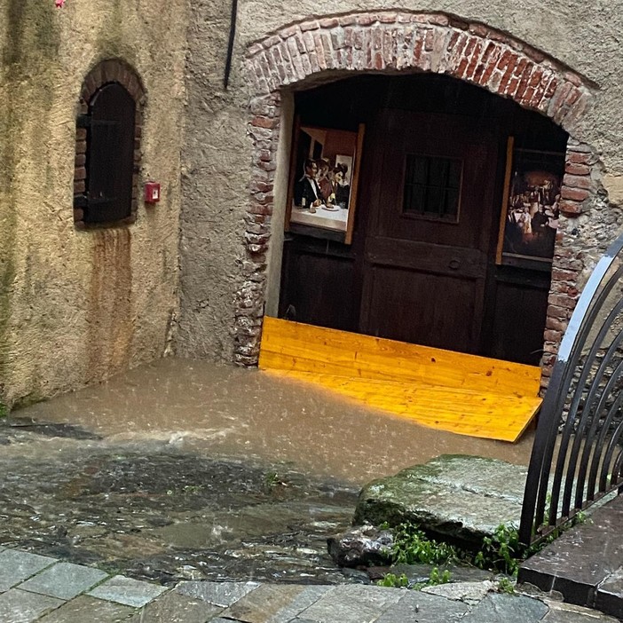 Maltempo, frane e allagamenti a Rossiglione, notte di lavoro per i vigili del fuoco (FOTO)