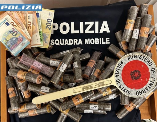 Spaccio, arrestati due insospettabili: avevano a casa dieci chili di hashish Spaccio, arrestati due insospettabili: avevano a casa dieci chili di hashish