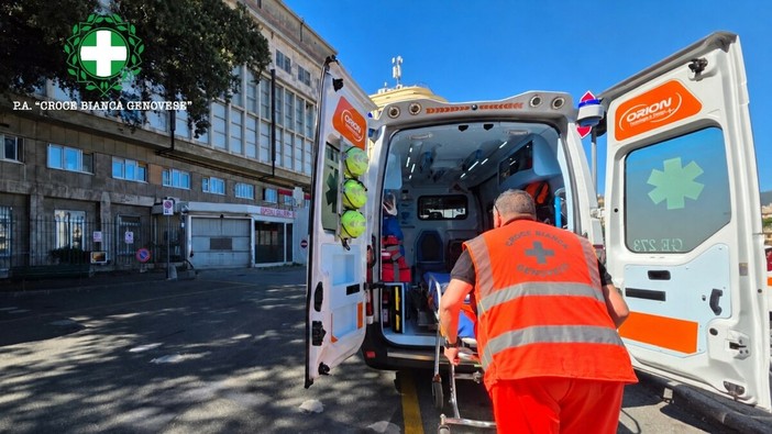 Due scontri tra auto e moto a pochi metri di distanza: due persone ferite al Galliera Due scontri tra auto e moto a pochi metri di distanza: due persone ferite al Galliera