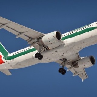 Aeroporto di Genova, Toti e Bucci scrivono a Patuanelli per chiedere l'incremento dei voli di Alitalia verso Roma