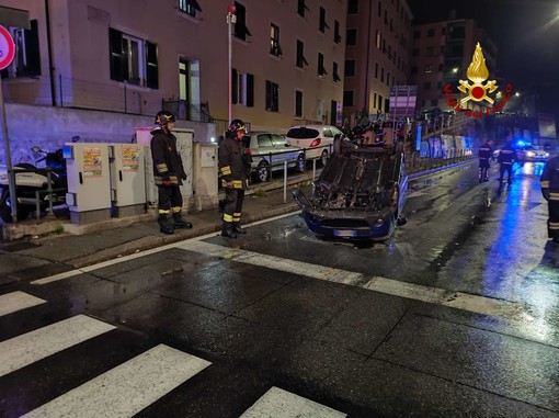 Auto cappottata in corso Europa, ferita una donna Auto cappottata in corso Europa, ferita una donna