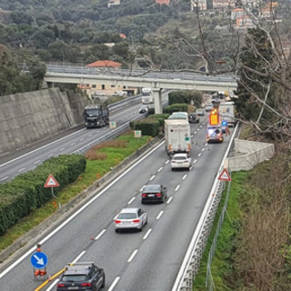 Forte vento sulla A10 Genova-Savona: divieto di transito a telonati, furgonati e caravan