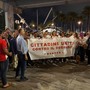 Angeli del Centro Storico, dopo la camminata la denuncia: “Manifestanti aggrediti alle spalle” Angeli del Centro Storico, dopo la camminata la denuncia: “Manifestanti aggrediti alle spalle”