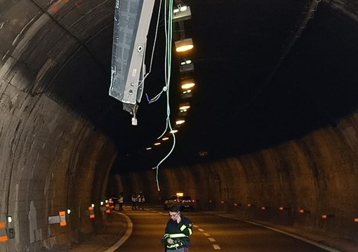 Camion colpisce l'impianto d'ingresso della galleria, chiuso tratto della A12 tra Recco e Genova Camion colpisce l'impianto d'ingresso della galleria, chiuso tratto della A12 tra Recco e Genova