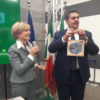 Ponte Morandi, raccolti 1800 euro all’asta di beneficenza delle 43 formelle che hanno composto l’albero di Natale realizzato da Regione e fondazione Novaro