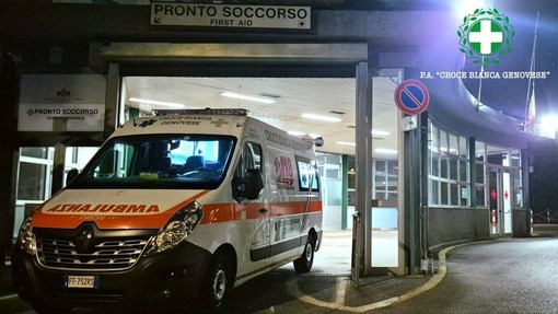 Piazza Tommaseo, ubriaco e senza casco finisce contro un’auto parcheggiata: 49enne al San Martino