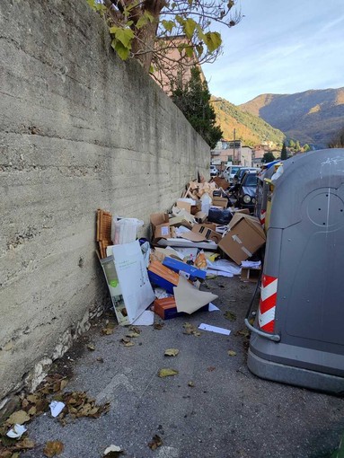 Abbandono di rifiuti in via Geirato e via Trossarelli: doppia sanzione della Polizia Locale