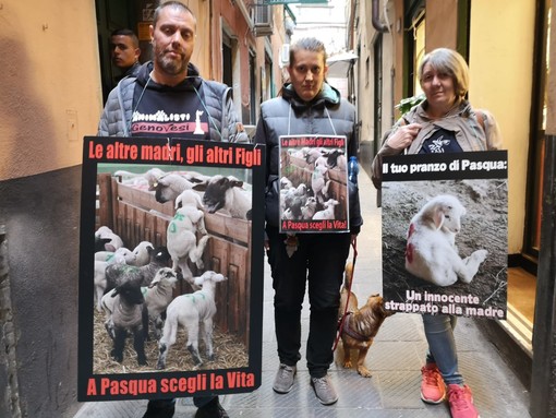 Vegani nei vicoli per lanciare un appello in occasione delle feste pasquali Vegani nei vicoli per lanciare un appello in occasione delle feste pasquali