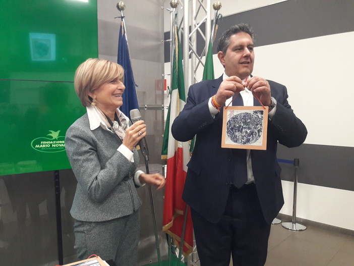 Ponte Morandi, raccolti 1800 euro all’asta di beneficenza delle 43 formelle che hanno composto l’albero di Natale realizzato da Regione e fondazione Novaro