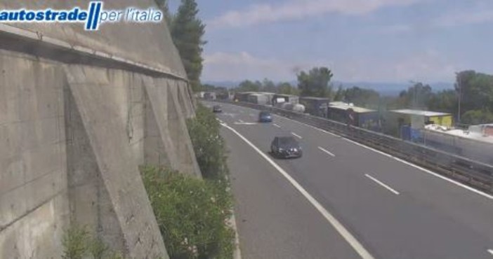 Caos autostrade, casello di Pra' chiuso per incidente e dodici chilometri di coda