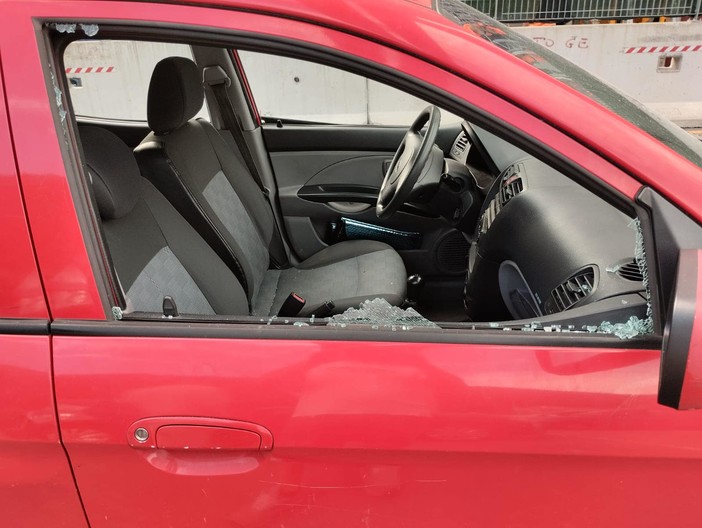Ancora atti vandalici alle Gavette, danneggiata un'auto Ancora atti vandalici alle Gavette, danneggiata un'auto