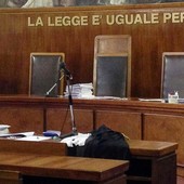 Ignora e maltratta i figli di uno e tre anni perché 'distratta' dal cellulare: madre a processo