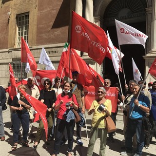Manifestazione delle pentole vuote, in centinaia davanti alla Prefettura