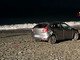 Parcheggio 'creativo' sulla spiaggia di Voltri, auto abbandonata sul bagnasciuga