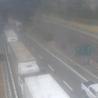 A10, camion si ribalta tra Arenzano e Pra': traffico bloccato verso Genova