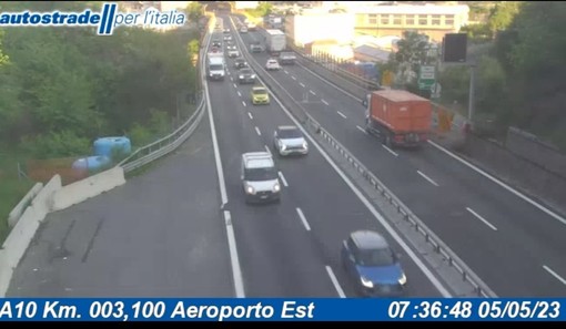 Auto in fiamme in A10, un ustionato a villa Scassi, uscita chiusa a Genova Aeroporto Auto in fiamme in A10, un ustionato a villa Scassi, uscita chiusa a Genova Aeroporto