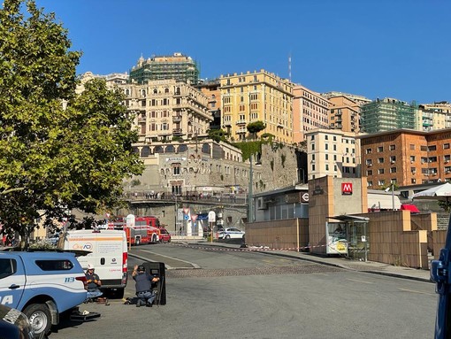 Allarme bomba alla manifestazione per il clima di Friday for Future, fatto esplodere un borsone in piazza del Principe (Video)