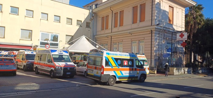 Sanità, pronto soccorso di Villa Scassi in tilt: alle 13 sono otto le ambulanze in attesa Sanità, pronto soccorso di Villa Scassi in tilt: alle 13 sono otto le ambulanze in attesa