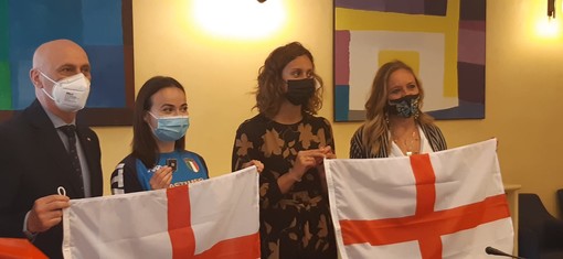 Consegnata la Bandiera di San Giorgio alle atlete genovesi Viviana Bottaro e Martina Carraro, in partenza per i Giochi Olimpici di Tokyo