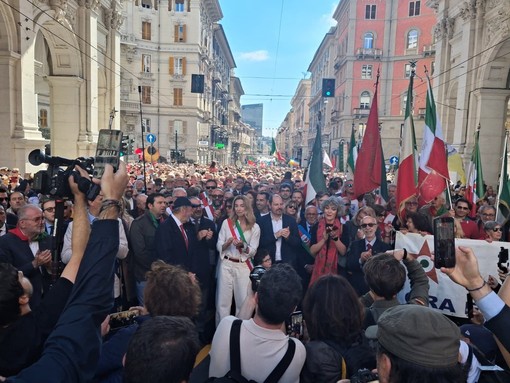 Genova commemora il 25 Aprile, dalla piazza fischi per il governatore Bucci