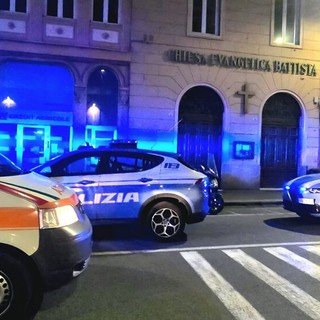 Ancora un'aggressione nella notte: 21enne accoltellato alla schiena in via XII Ottobre